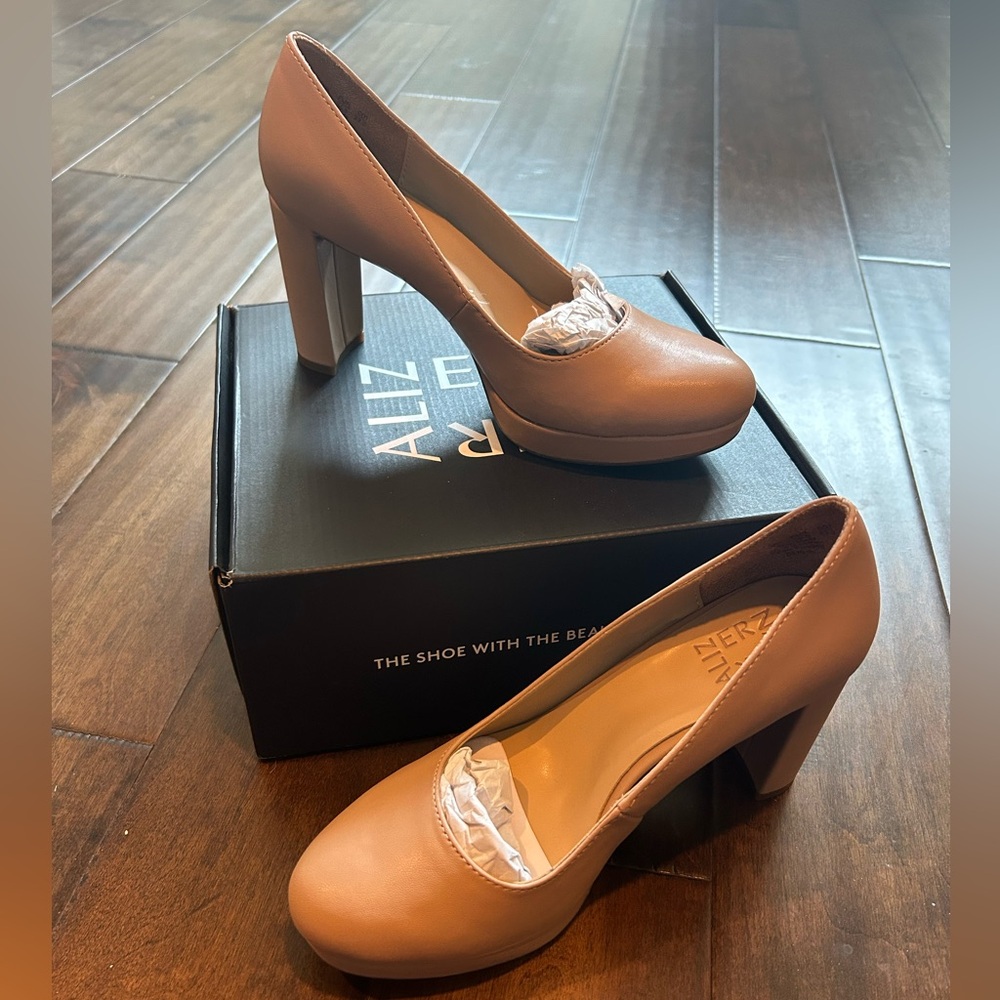 Brand new 6 1/2 wide Naturalizer heels